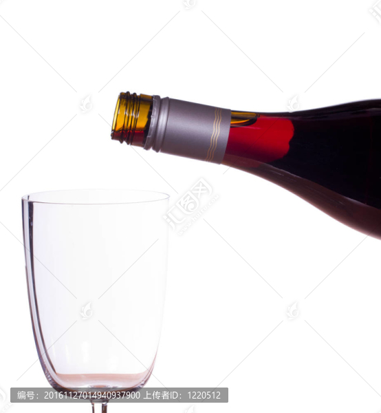 紅葡萄酒被倒進(jìn)玻璃