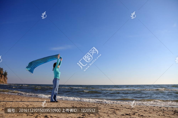 海邊的女人和披肩