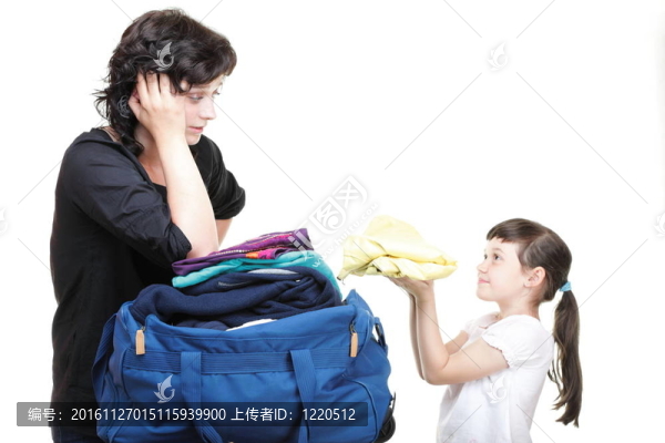 婦女和女?huà)肴麧M了衣服和藍(lán)色肩袋孤立白色