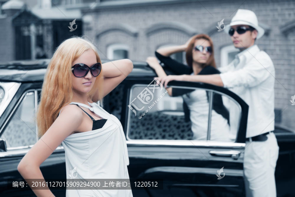 年輕人有一輛復(fù)古的車