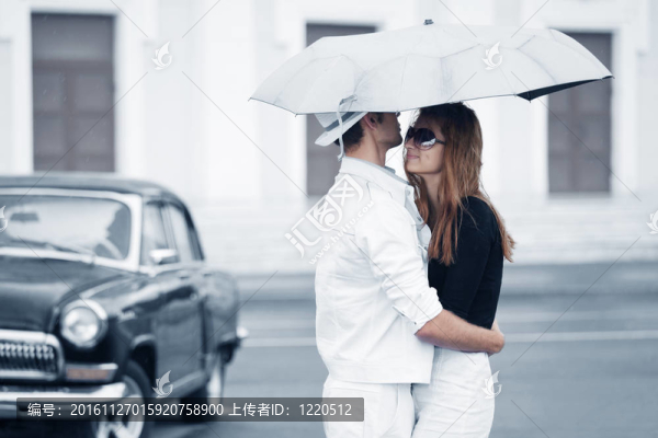 帶傘的年輕夫婦