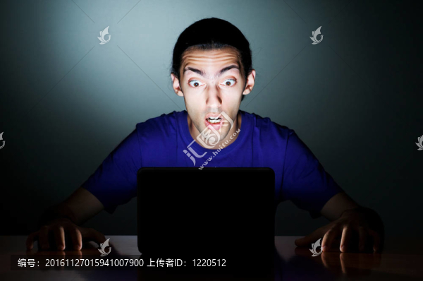 黑客坐在黑暗的房間里