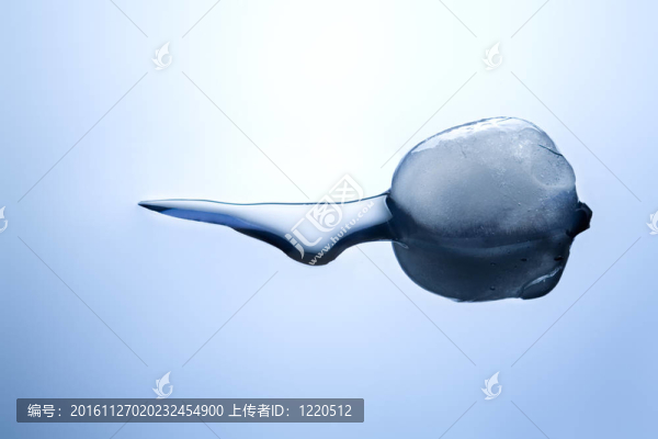 在有光澤表面上的冰立方體