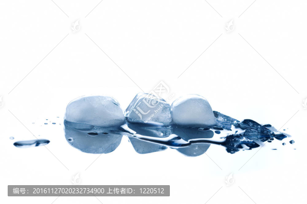 白色冰塊融化