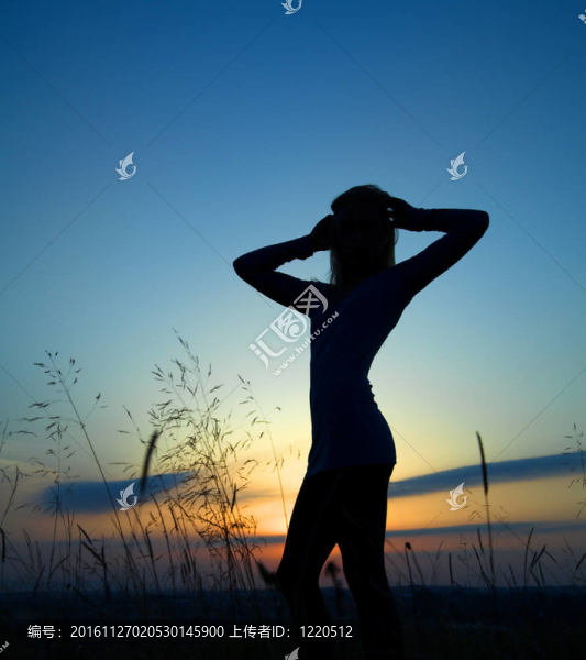 夕陽的一個女孩的剪影