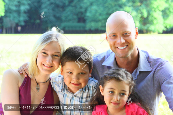 一个幸福家庭的组画像