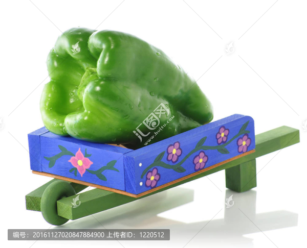 青椒裝飾藍(lán)色的手推車