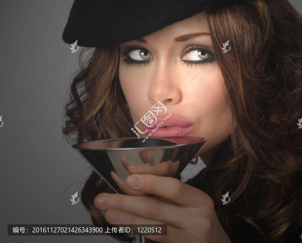 女人和酒