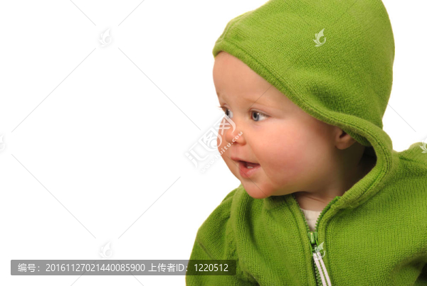 嬰兒在綠色