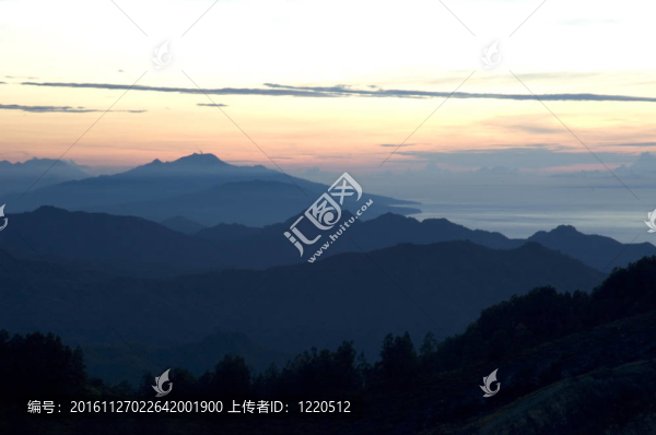 在山的日出