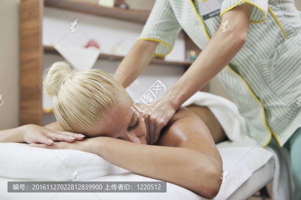女子背部按摩治療