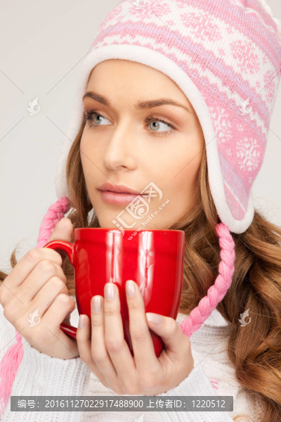 漂亮的女人用紅色的杯子