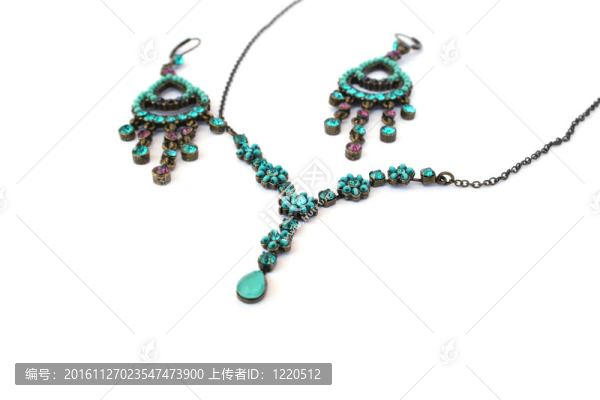 項(xiàng)鏈和耳環(huán)