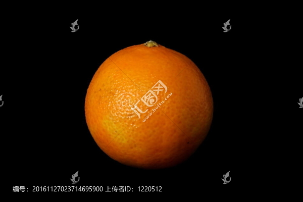 在黑色背景上的橘子。