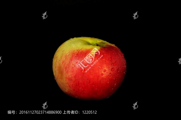 黑色背景上的蘋果。