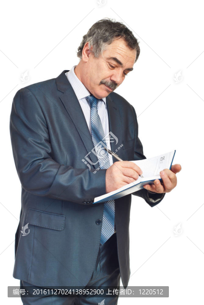 微笑成熟的高管在議程中記筆記