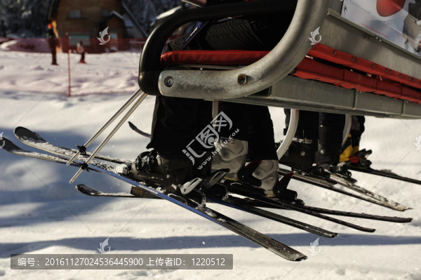乘坐滑雪纜車的人。后視圖。沒有面孔。復(fù)制空間。