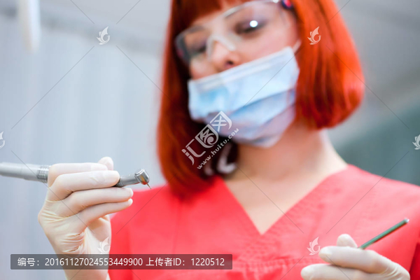 牙科醫(yī)生在口腔檢查中的形象