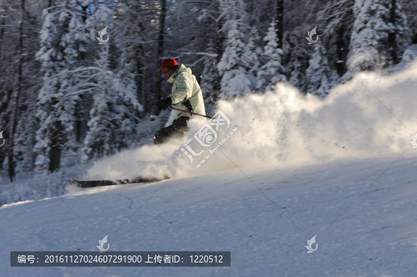 在滑雪場滑雪；滑雪運(yùn)動員在快速運(yùn)動模糊；極限運(yùn)動
