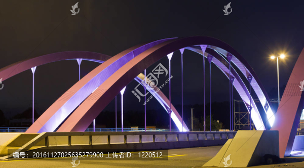 夜晚粉紅色的公路橋