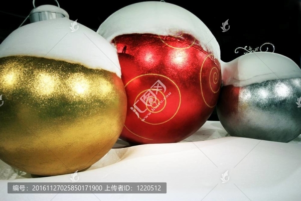 冰雪覆蓋的圣誕裝飾品