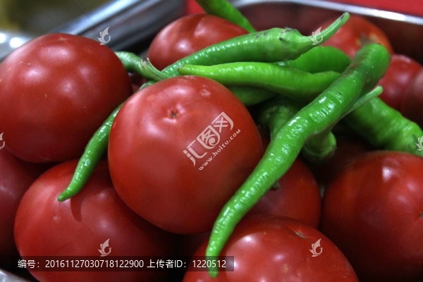 西紅柿和辣椒在一個(gè)碗里