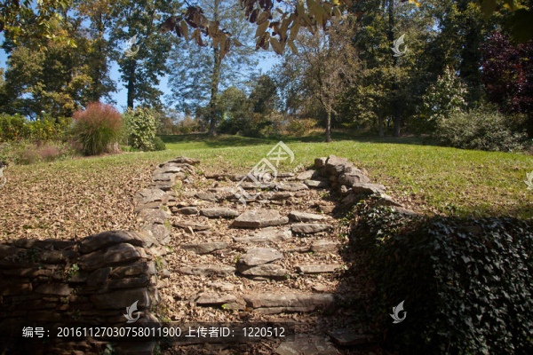 石臺階通向花園