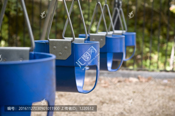 孩子們的操場(chǎng)上蕩秋千
