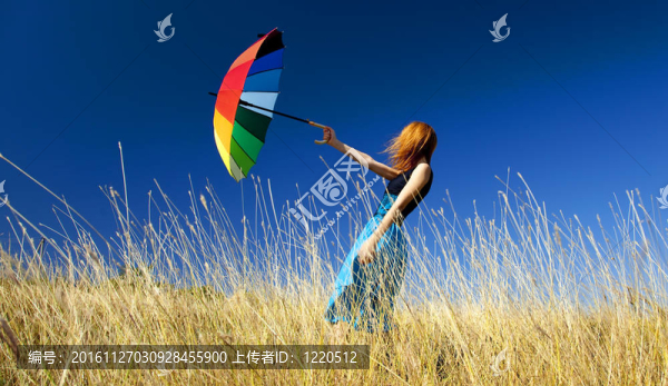 紅發(fā)女孩在風(fēng)草草甸傘。