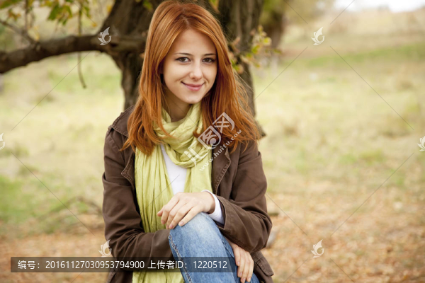 美麗的女孩在戶外秋季時間