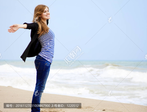 有趣的女孩在戶外附近的海上