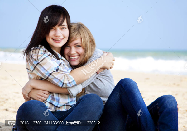 兩個(gè)女孩在戶外附近的海上