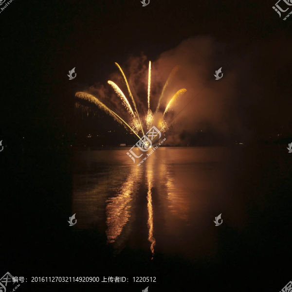 黑色天空背景下的彩色煙花