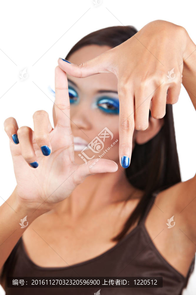 用雙手形成鏡框的女性