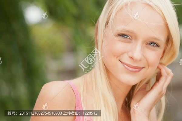 年輕微笑的女人
