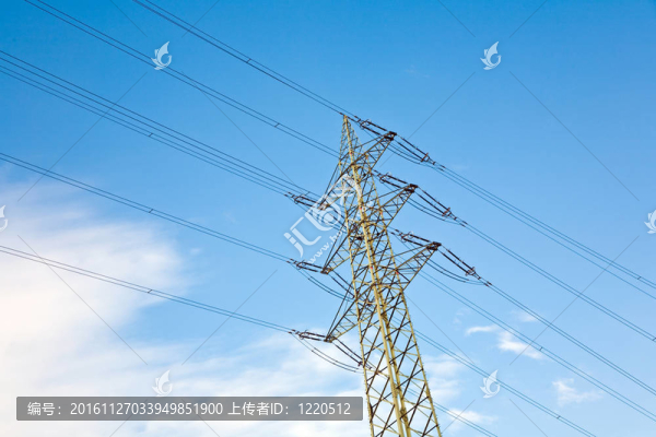 藍紫色天空背景的電源桿