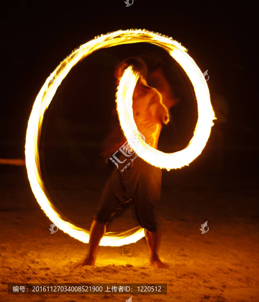 驚人的火秀夜間在沙梅島；泰國(guó)
