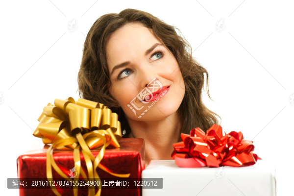 美麗的年輕女人選擇圣誕禮物