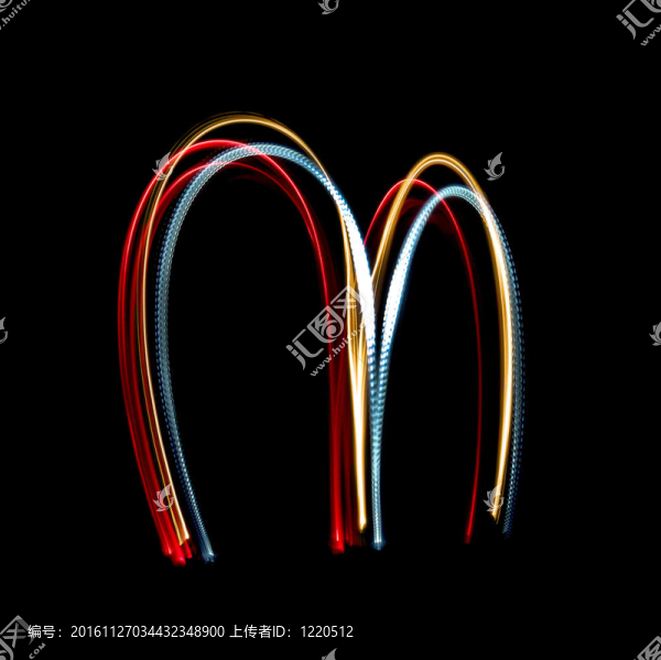 由明亮的霓虹燈制成的字母M