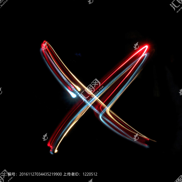 明亮的彩色霓虹燈制成的字母X