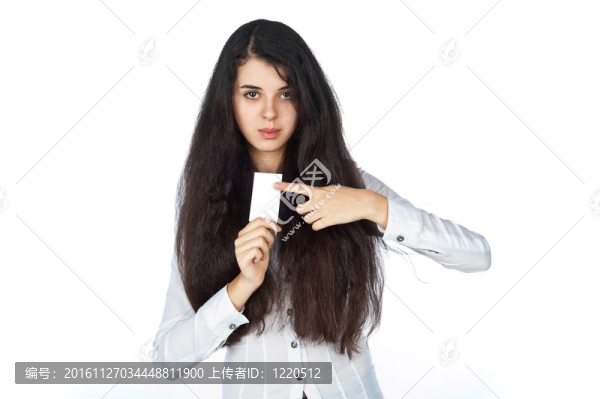 年輕漂亮的女人用一張名片