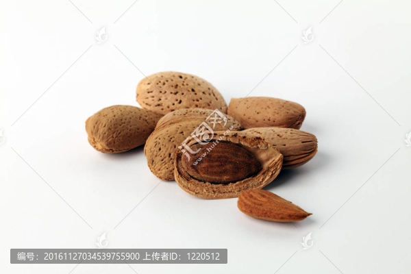 白色背景上分離的杏仁。