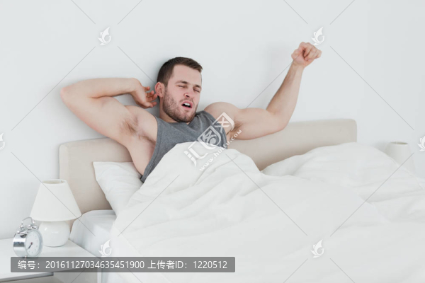 男子伸展雙臂