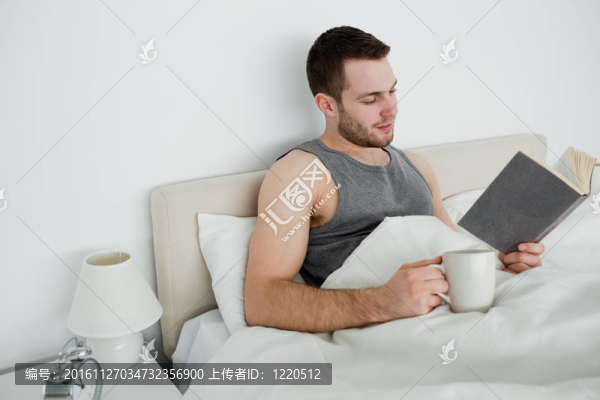 微笑的人一邊喝茶一邊看小說