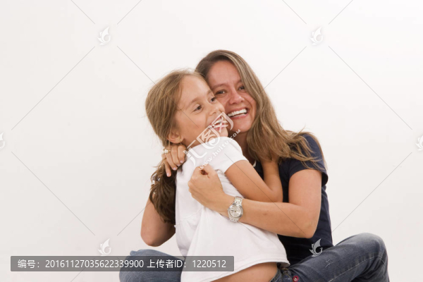 快樂的母親和女兒