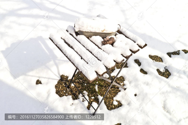冬天花園里覆蓋著白雪的桌子