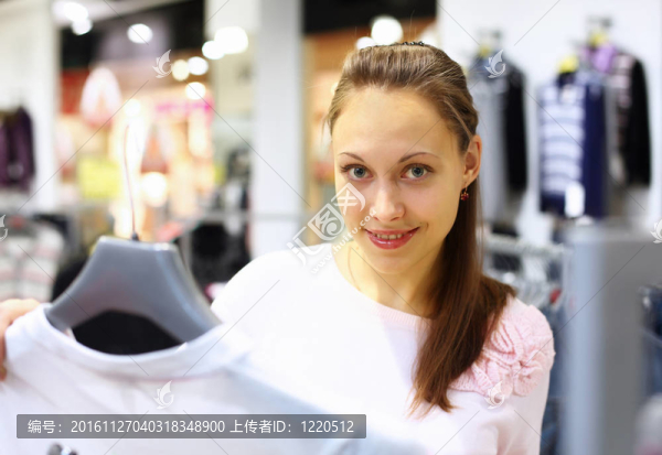 在服裝店購(gòu)物