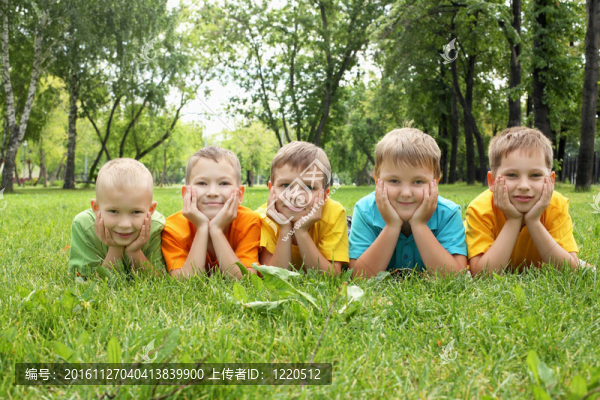 公園里的一群孩子