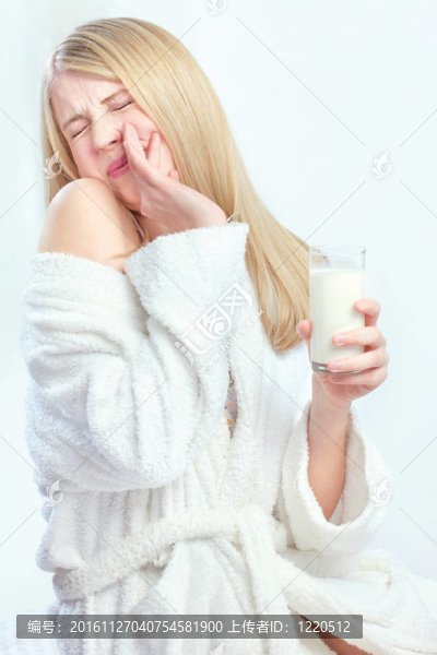 女孩不喜歡喝牛奶