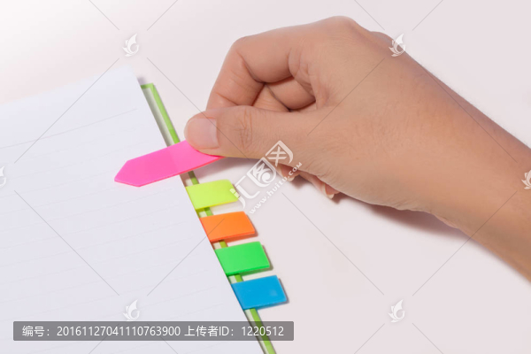 筆記本上的女手過去的書簽